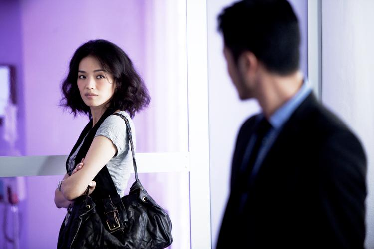 杭州西湖突遇暴风雨,摆渡人拼命保护游船,船夫的主要工作是什么?_百度...