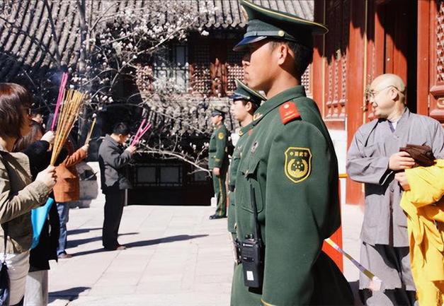 中国古寺为何有24小时武警站岗