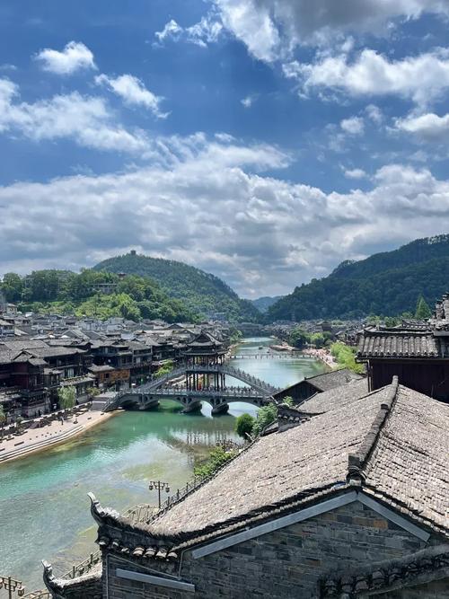 湖南凤凰古城12月天气怎么样?穿什么衣服适合?