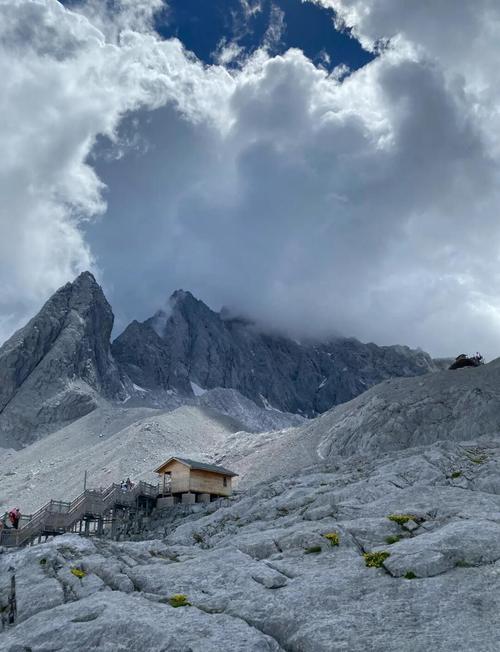 请问八月份玉龙雪山上天气温度多少?
