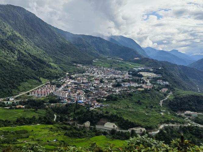 与秋季相比,夏季墨脱县多什么天气