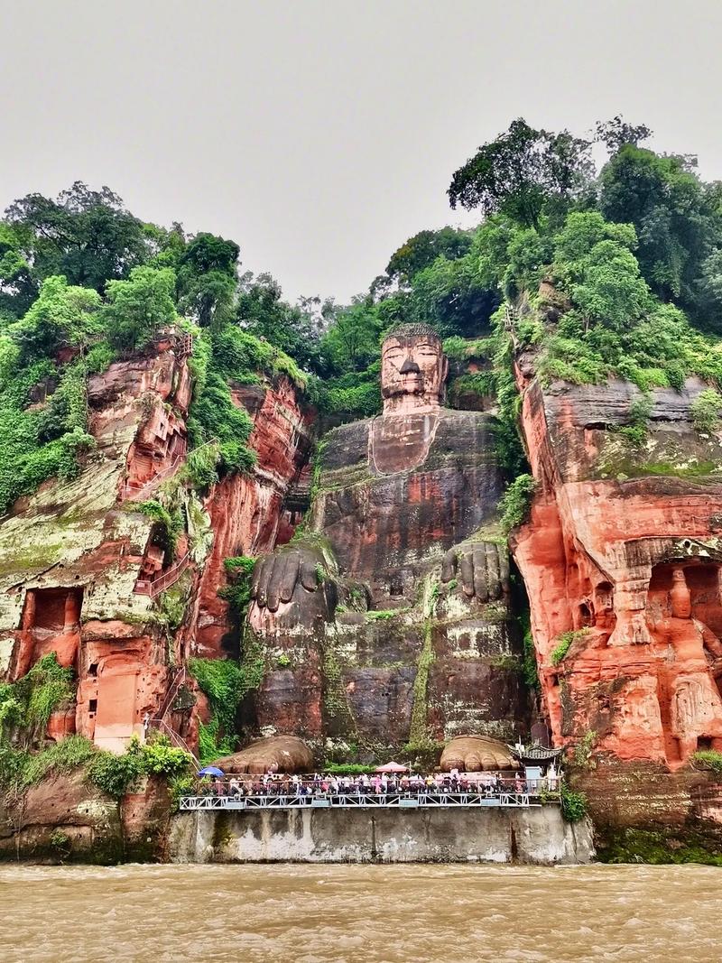 峨眉山和乐山大佛什么关系,峨眉山和乐山大佛相隔多远