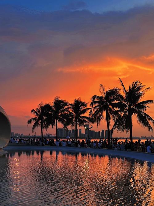 海南的三亚和海口比,哪里更好玩,哪里更发达?