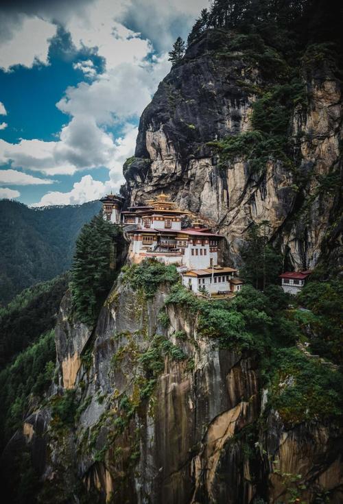 不丹的首都廷布,看看这里老百姓的住房和生活,山清水秀