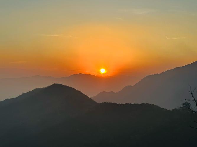 想去香山登高赏日出,有什么需要注意的事项?