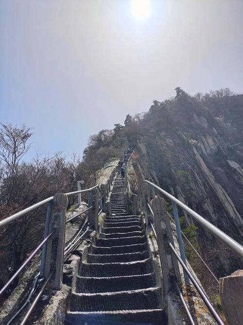 华山晚上怎么过夜划算,华山旅游晚上攻略