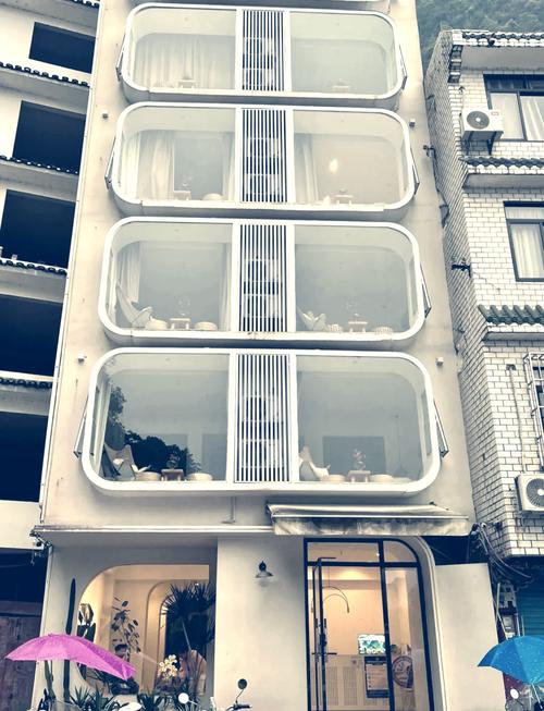 上海哪里有50元以下的小旅馆?可以有三人间的,一家三口住,比较好是离市...