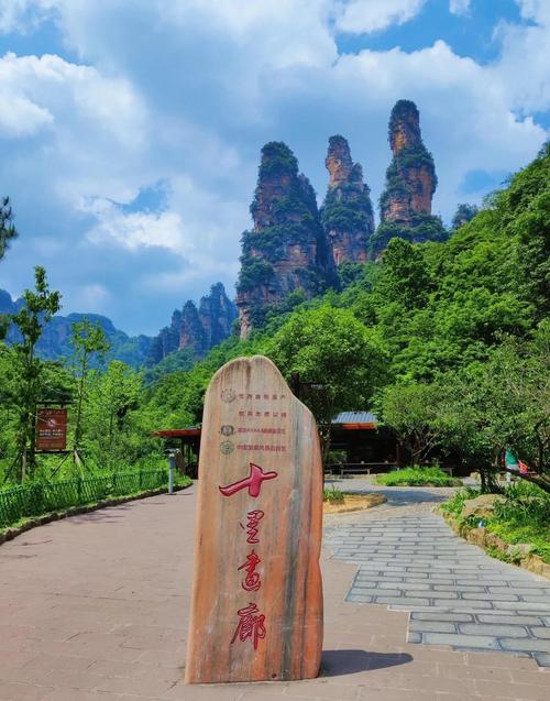 搜东方明珠塔附近的10公里内的景点